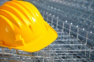 casco de seguridad en una obra