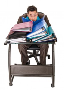 hombre lleno de papeles y archivadores